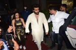 Arjun Kapoor holds Malaika Arora close, protects her from Paparazzi, Watch